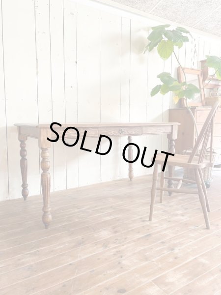 英国アンティーク家具を彷彿させるオーダーメイドダイニングテーブルです。