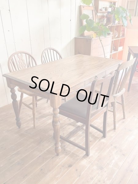 人気のホワイトオーク材の近似種レッドオーク材、木目が明瞭で硬質です。