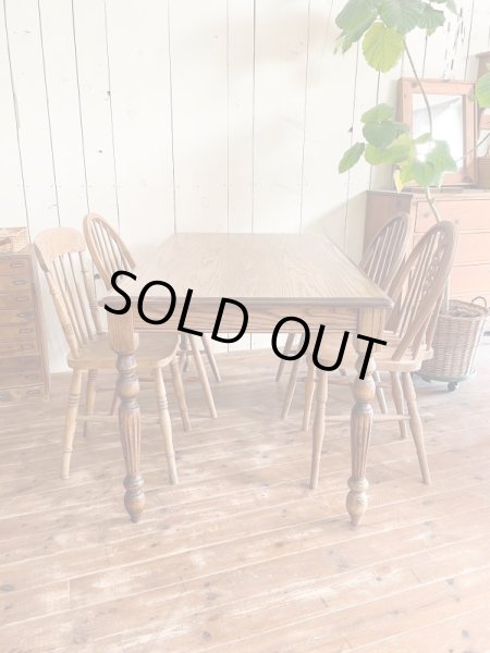 ホワイトオークよりも木目が大きなレッドオーク材のダイニングテーブル。