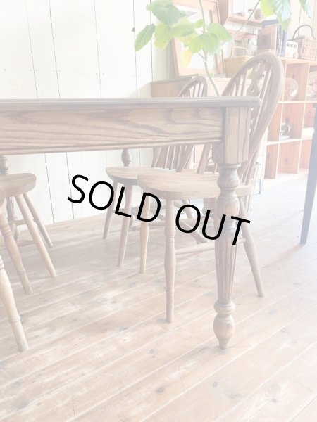 装飾性の高いろくろ脚テーブルはアンティークチェアとも相性抜群です。