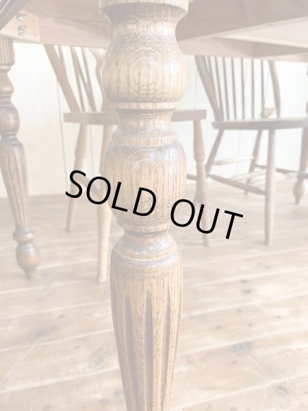 洋書スタイル、アンティークインテリにピッタリのターンドレッグテーブル。