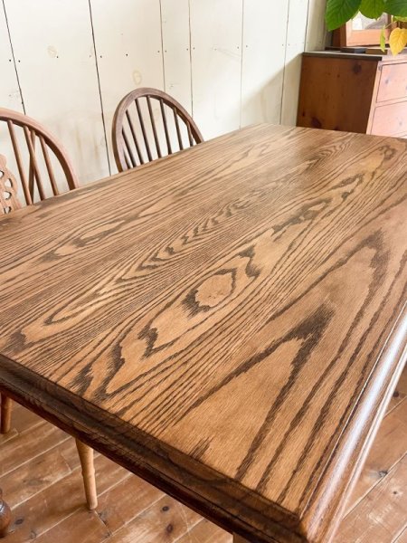 レッドオークはホワイトオークよりも染料の吸収が強く、木目がはっきりと出ます。