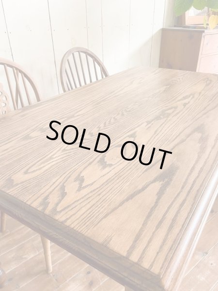 レッドオークはホワイトオークよりも染料の吸収が強く、木目がはっきりと出ます。