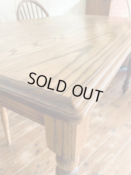 天板の四つ角は丸く、縁にはアンティーク調のモール加工。