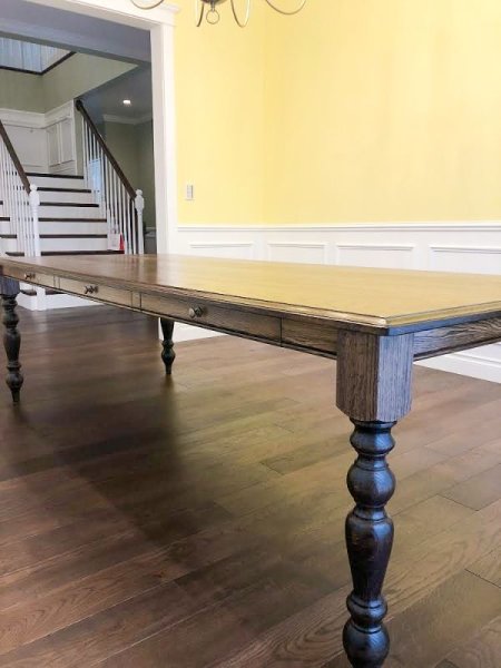 アンティーク調デザインの引き出し付きダイニングテーブル