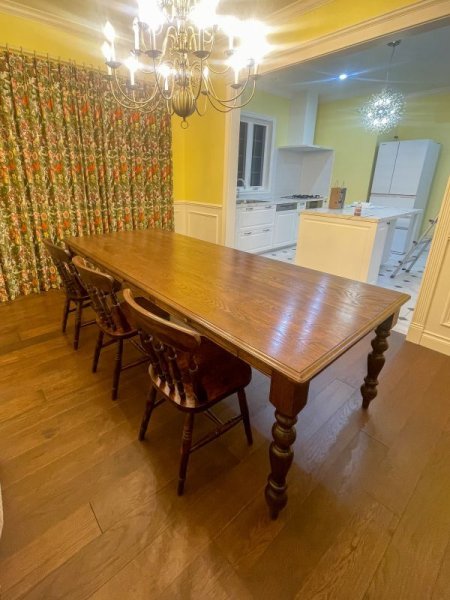 海外風のインテリアによく似合うおしゃれなダイニングテーブル