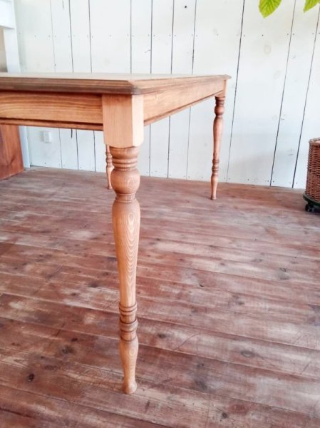 アンティークテーブルによく見るターンドレッグ(ろくろ足)、色々な形が選べます。