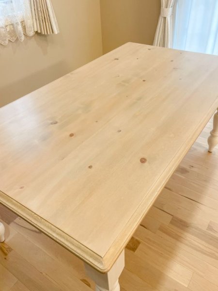 節のある木目が特徴のパイン材を、床の色に合わせてカラーオーダーさせていただきました。