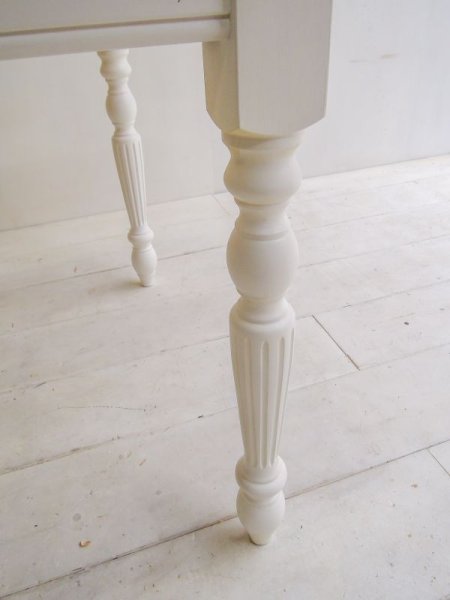 ストライプの彫りが入ったおしゃれなターンドレッグ(ろくろ足)