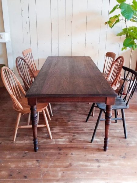 ホワイトオーク材を深みのあるボルドー色に塗装した渋いダイニングテーブル