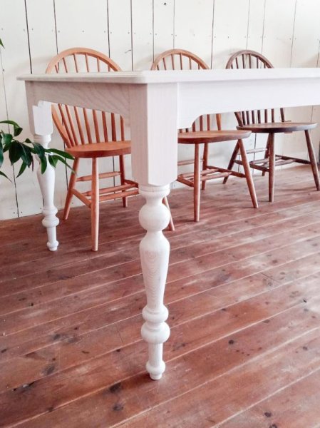 ぽこぽこと丸みを帯びたろくろ足(ターンドレッグ)ダイニングテーブル。