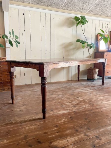 シンプルなシルエットのろくろ足(ターンドレッグ)ダイニングテーブル