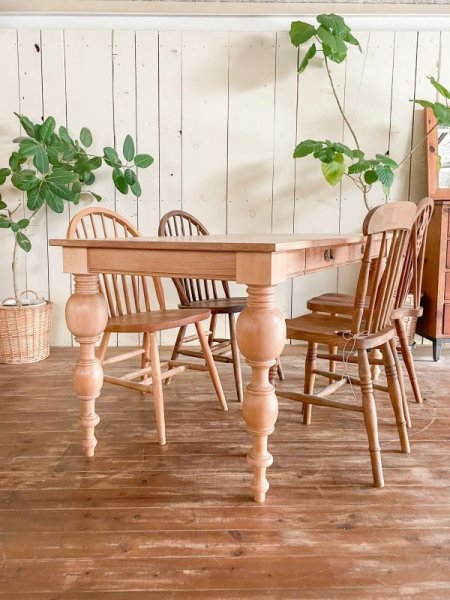 直径130mmある特徴的なデザインのろくろ足(ターンドレッグ)