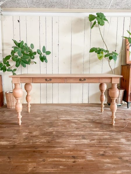 ホワイトオーク材を使ったアンティーク調ダイニングテーブル