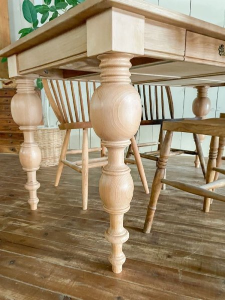 熟練の日本人職人が作るろくろ足(ターンドレッグ)