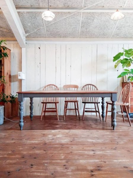 輸入住宅にぴったりのアンティーク調ダイニングテーブル(グレー)