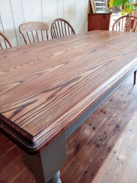 はっきりした木目が特徴のホワイトアッシュ天板(アンティークブラウン色)