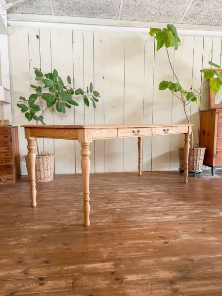 総てホワイトオーク材で作った高級感あるテーブル