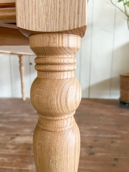 熟練の日本人職人が手作りするろくろ足(ターンドレッグ)