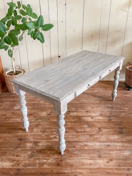 フランスアンティーク家具がお好きな方におすすめのシャビーシックダイニングテーブル