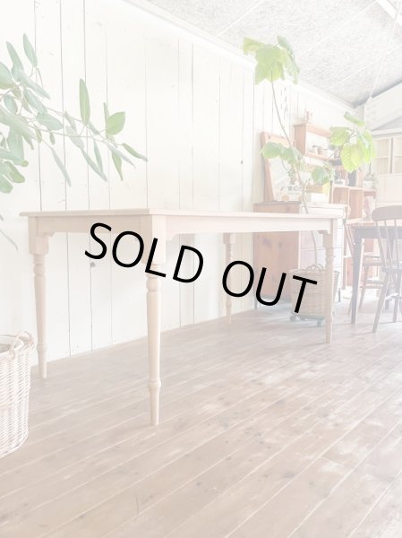 線が細く華奢なシルエットのろくろ足テーブル