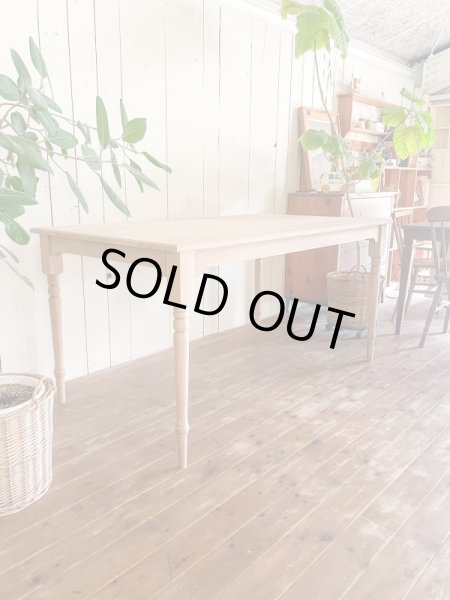 人気の木材ホワイトオークを使ったアンティーク調ターンドレッグテーブル。