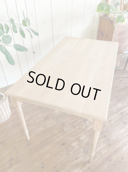 写真はホワイトオーク無垢材そのままの色、21色からカラーオーダー可能です。