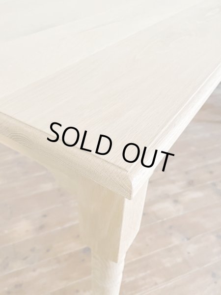 天板エッジはレトロなモールディング加工