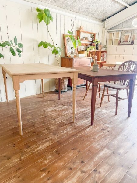 一般的なダイニングテーブル(右)よりも少し天板が高いです。