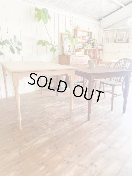 一般的なダイニングテーブル(右)よりも少し天板が高いです。