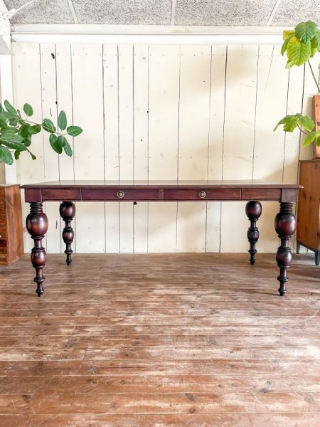 こちらはボルドー色、引き出し付きの写真