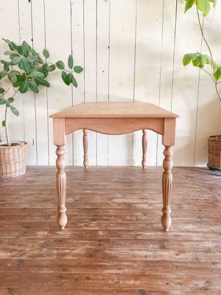 輸入チェアに合わせて、写真は高さ780とちょっと高め。