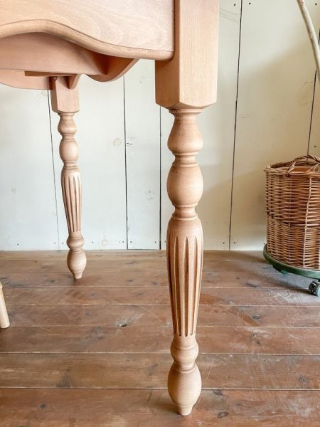 ストライプ彫りが入ったおしゃれなろくろ脚。