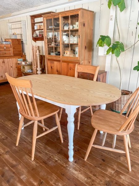 天板はウッド、脚はホワイトのツートンカラーがかわいいダイニングテーブル