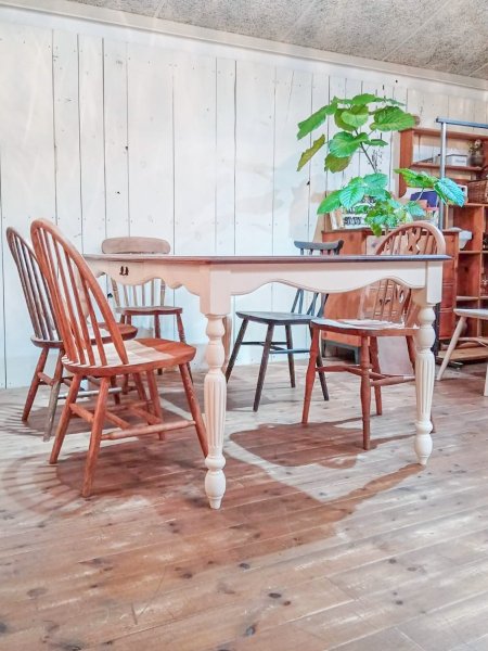 デザイン性のあるチェアに似合うおしゃれなダイニングテーブル