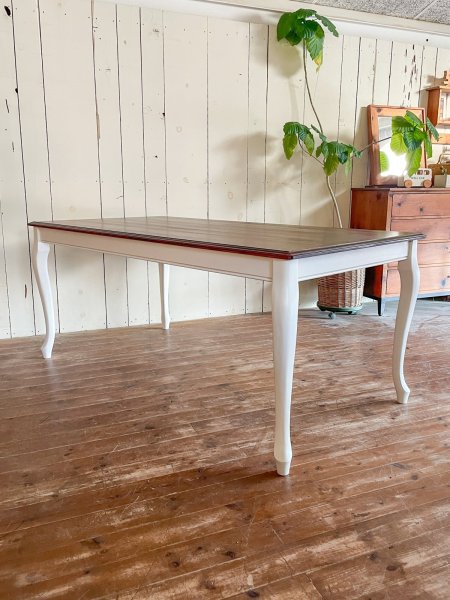 ダイニングテーブルのオーダーメイド専門店です。