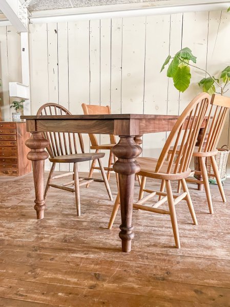 特徴的なデザインのろくろ足テーブルは当店にお任せ下さい