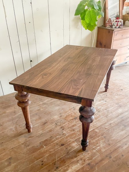 輸入住宅はもちろん、宿泊施設やレストランのテーブルにも素敵です。