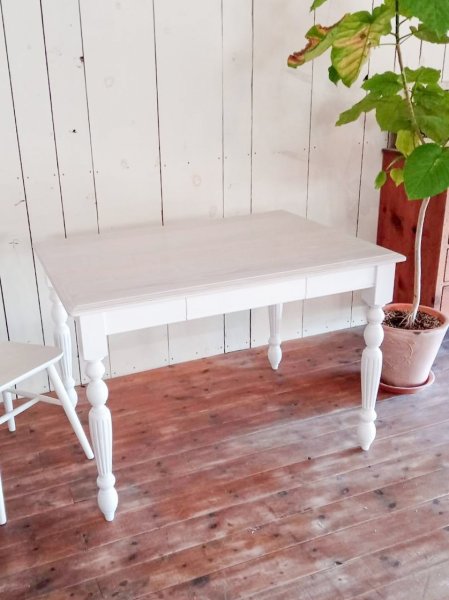 ホワイトトーンの美しいダイニングテーブル。カラーは21色から選べます。