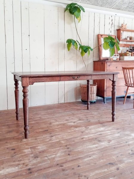 アンティーク調デザインのオークダイニングテーブル