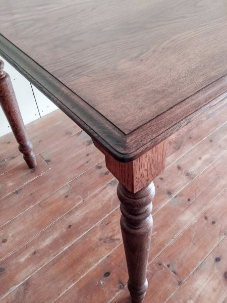 天板の縁にはモールディング装飾