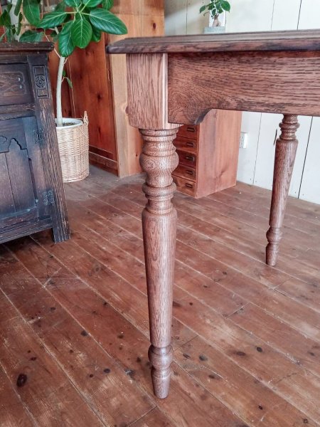 ろくろ足「クラシック」、エレガントなテーブル足です。