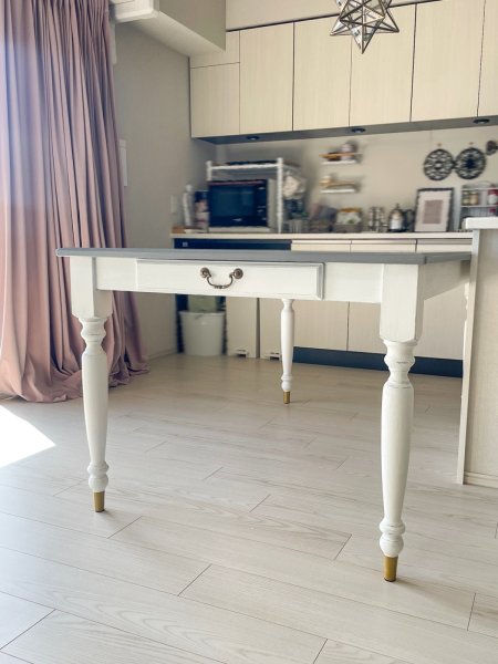 グレー×ホワイトのフレンチシックテイストのダイニングテーブル