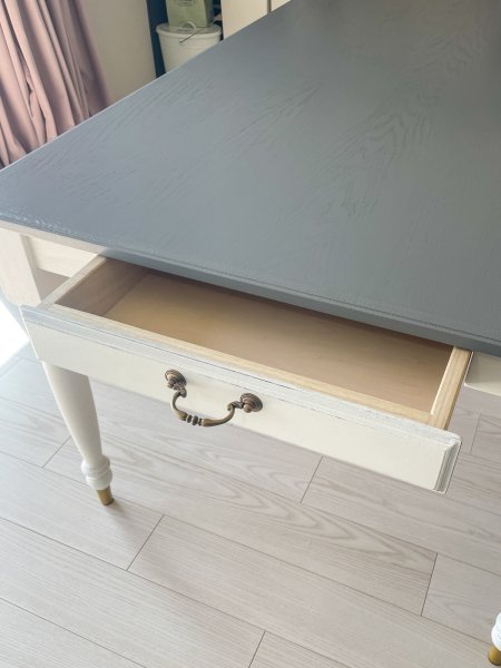 お好みで引出しを設置できるオーダーメイドダイニングテーブルです