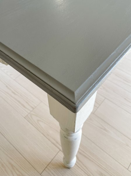 天板の縁はシンプルなモールカット