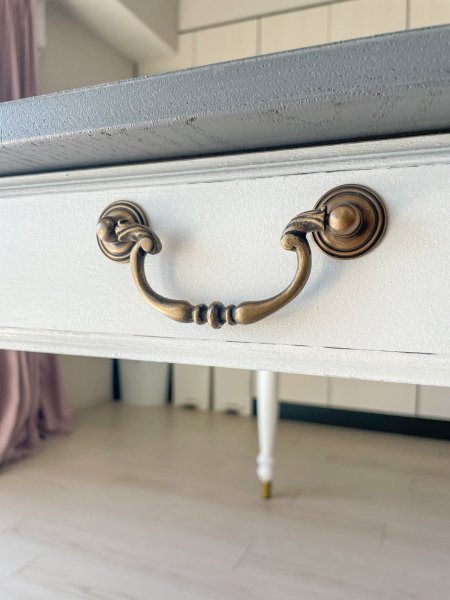 引出しの真鍮取っ手もレトロで可愛いです。