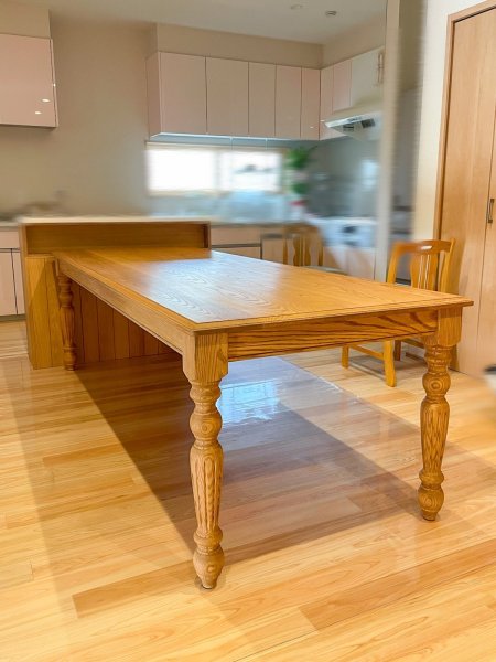 利用者さんの事情に合わせたサイズオーダーができるダイニングテーブルです