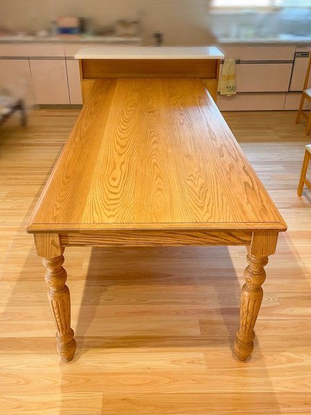 レッドオーク無垢材を使った大きなダイニングテーブル