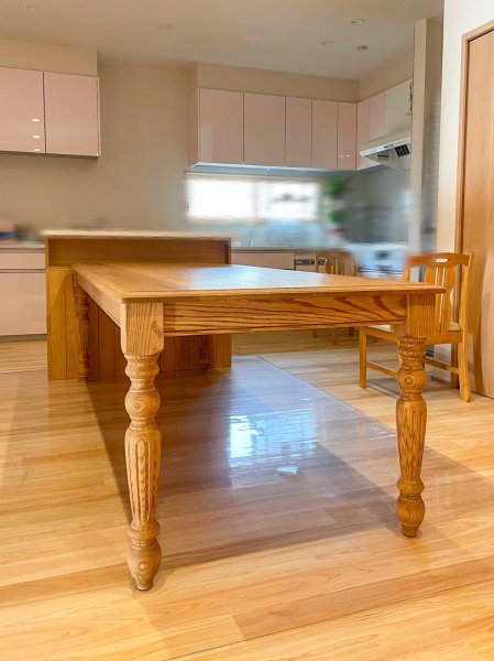 ろくろ足のダイニングテーブル