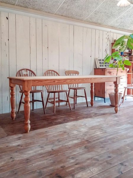 W2400の場合、足間寸法は2150mm、500mm幅の椅子なら4脚並びます。